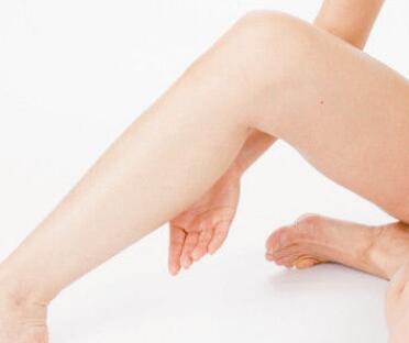 大腿肌肉痉挛处理方法_大腿吸脂快速消肿