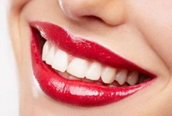 女孩牙黄是什么原因引起的_小苏打可以去除牙黄吗
