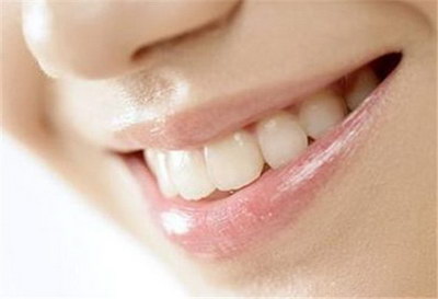 拔牙后牙龈上有个小骨尖(拔牙后牙龈上小骨尖原因及解决方法)