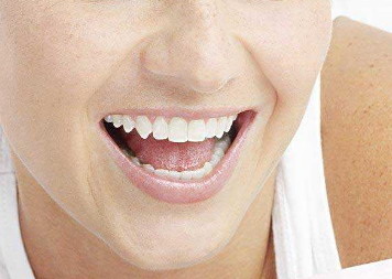 拔完牙24小时候可以刷牙_拔完牙后牙一直肿胀怎么办