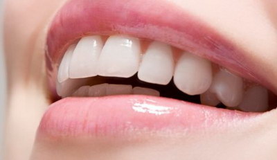 门牙牙齿中间有个缝隙怎么办