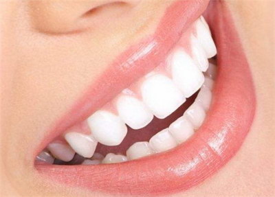 牙齿里面填充的白色是什么_健康的牙齿是什么颜色的