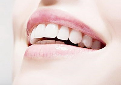 为什么牙齿上有个小洞但是不痛_牙齿矫正适合什么年龄段