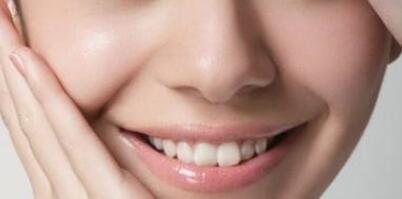 为什么有些女的牙齿很黄_牙齿表面有裂纹正常吗
