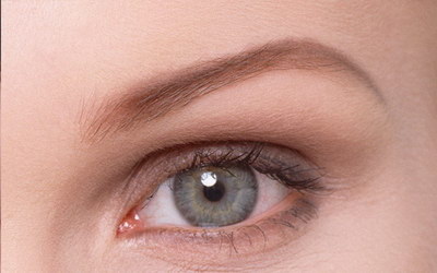 眼睛之间的距离宽的女人_眼睛里的黄斑能自愈吗