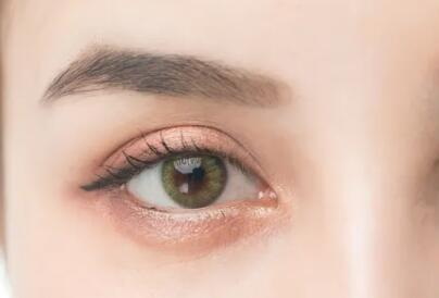 女人眼睛凹陷是什么原因