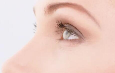 双眼皮抹什么能消肿？